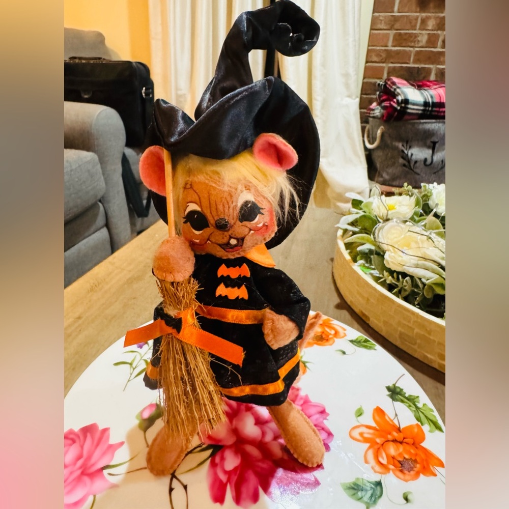 ANNALEE 6" Halloween Witch MOUSE with Broom. 920411 NEW with Tag
